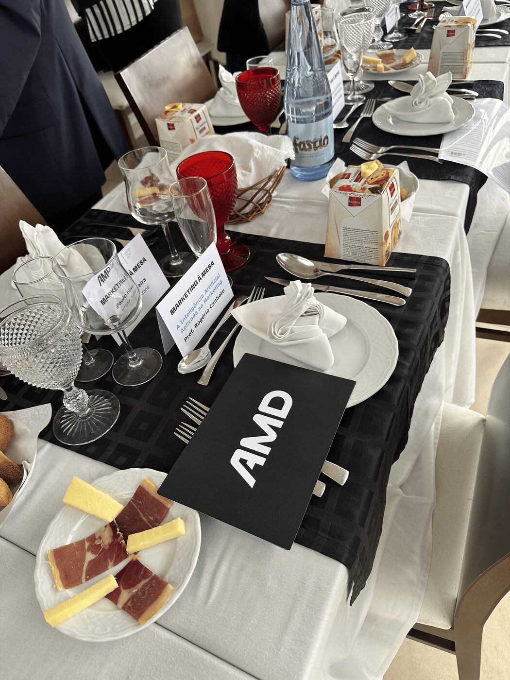 Participantes no primeiro Marketing à Mesa da AMD, com Rogério Canhoto (7)